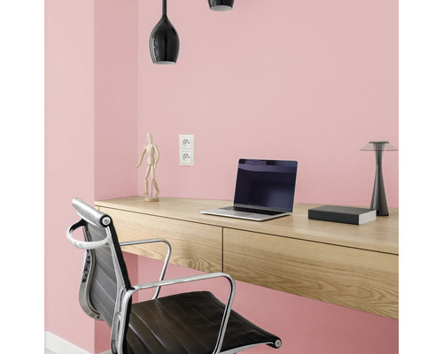 Espace de travail avec bureau, chaise de bureau, lampe et ordinateur portable