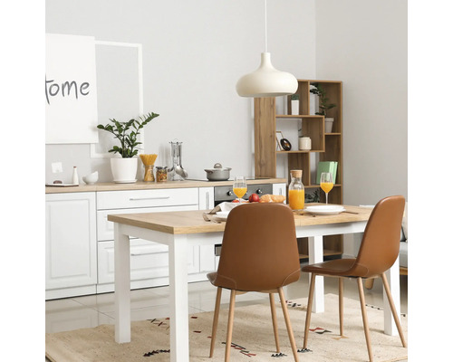 Cuisine claire avec table à manger, chaises, vaisselle et décoration pour une ambiance conviviale.