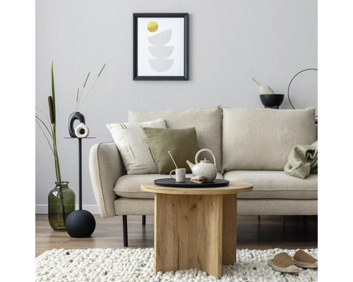 Scène de salon avec canapé, table basse, décoration et œuvre d'art au mur pour une ambiance cosy.