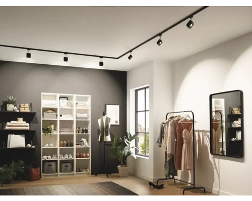 Dressing moderne avec éclairage sur rail flexible, système d'étagères et portant à vêtements.