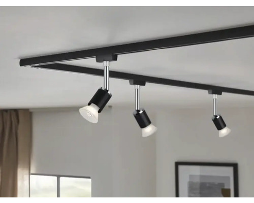 Schwarzes Schienensystem mit drei Strahlern an der Decke.