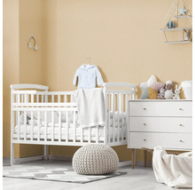 Kinderzimmer mit Babybett, Kommode und Dekoration