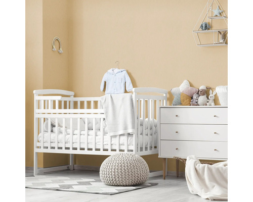 Kinderzimmer mit Babybett, Kommode und Dekoration