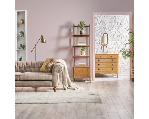 Wohnzimmer mit Sofa, Regal, Kommode und dekorativen Elementen für ein gemütliches Ambiente.