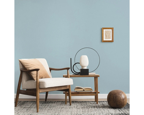 Salon avec fauteuil, table d'appoint, décoration et tapis