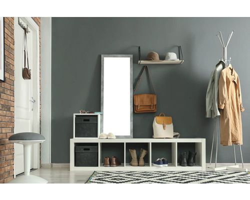 Eingangsbereich mit Garderobe, Spiegel, Sitzbank und Schuhregal für eine organisierte Aufbewahrung von Jacken, Schuhen und Accessoires.