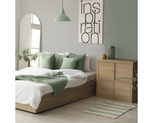 Schlafzimmer mit Bett, Nachttisch und Dekoration für ein gemütliches Ambiente