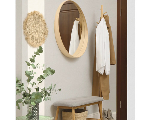 Couloir avec miroir, décoration murale, vestiaire et banc