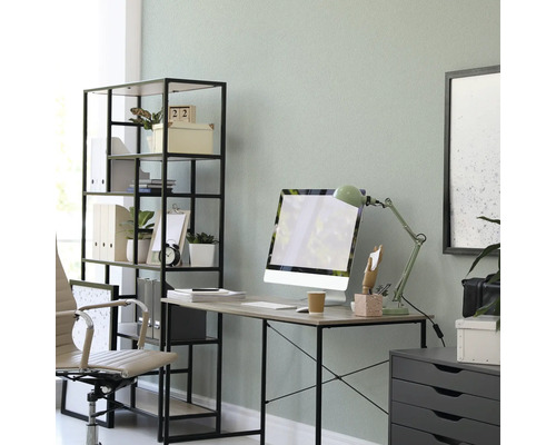 Bureau lumineux avec bureau, étagères et fournitures de bureau pour un environnement de travail organisé