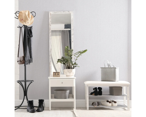 Flur mit Garderobenständer, Spiegel, Beistelltisch und Schuhbank für eine organisierte Aufbewahrung