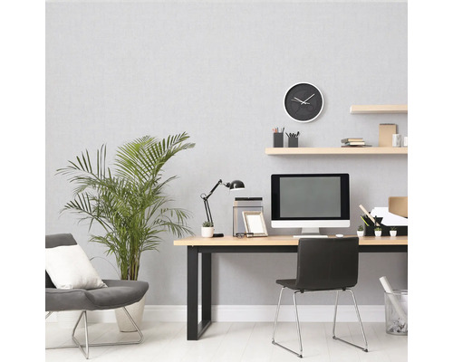 Büro mit Schreibtisch, Stuhl, Computer, Lampe, Pflanze und Regalen