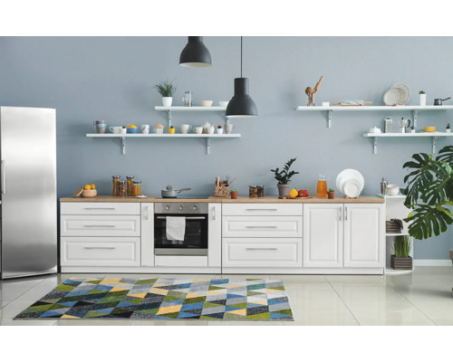 Moderne Küche mit weißen Schränken, Edelstahlkühlschrank und geometrischem Teppich