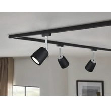 Système de rails noir avec trois spots au plafond.