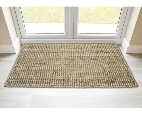 Fußmatte aus Naturfasern vor einer Tür