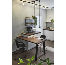 Helle Küche mit Esstisch, Stühlen, Küchengeräten und Beleuchtungssystem