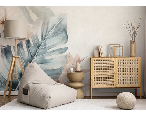 Helles Wohnzimmer mit Sitzsack, Stehlampe, Kommode und tropischer Fototapete