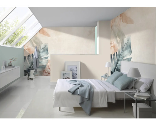 Heller Raum mit Schlafzimmer und floralem Wanddesign