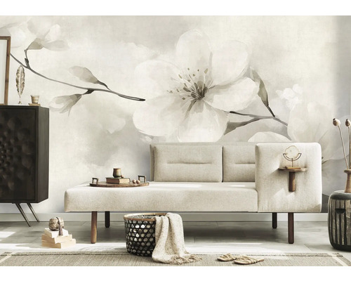Wohnzimmer mit Sofa, Kommode und Fototapete mit Blütenmuster
