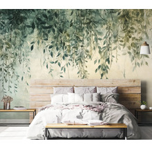 Schlafzimmer mit Fototapete mit Blättermotiv, Bett und Nachttischen