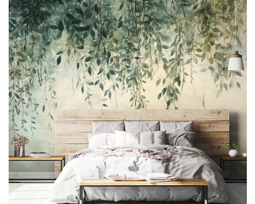 Schlafzimmer mit Fototapete mit Blättermotiv, Bett und Nachttischen