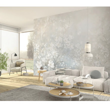 Heller Wohnraum mit Couch, Couchtischen und floraler Fototapete