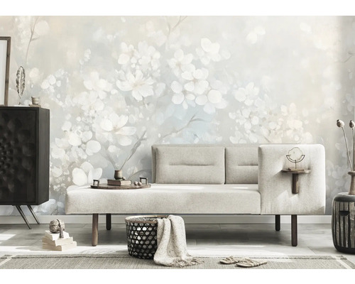 Wohnzimmer mit gemusterter Tapete, Sofa und Dekorationen für ein stilvolles Ambiente.