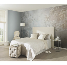 Schlafzimmer mit Fototapete, Bett und Beistelltisch