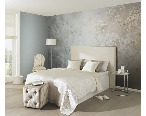 Schlafzimmer mit Fototapete, Bett und Beistelltisch