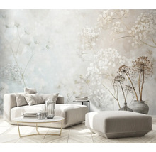 Wohnzimmer mit floraler Tapete, Sofa und Couchtisch