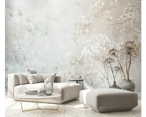 Wohnzimmer mit floraler Tapete, Sofa und Couchtisch