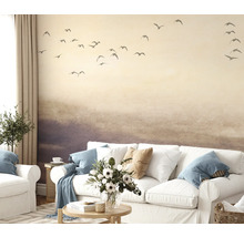 Wohnzimmer mit Tapete, die eine Landschaft mit Vögeln darstellt, Sofa und Dekoration
