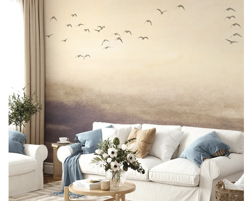 Wohnzimmer mit Tapete, die eine Landschaft mit Vögeln darstellt, Sofa und Dekoration