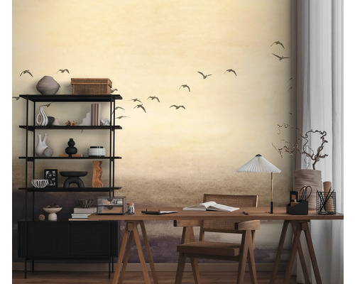 Arbeitszimmer mit Schreibtisch, Regal und Vogel Tapete