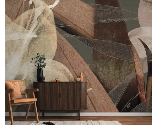 Raumgestaltung mit einem abstrakten, organischen Wandbild, ergänzt durch einen Holzschrank und einen Rattansessel
