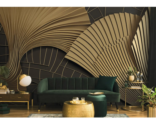 Einrichtungsbeispiel mit dekorativer Wandgestaltung, Sofa, Tisch und Leuchte für ein stilvolles Wohnambiente.