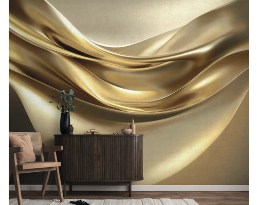 Wohnraum mit goldenem Wandbild, Kommode und Stuhl für dekoratives Ambiente.