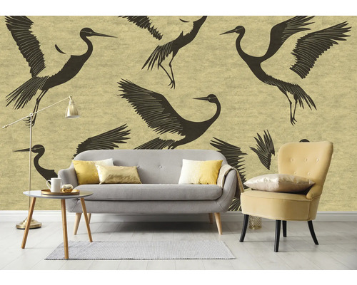Wohnzimmer mit gemusterter Tapete mit Kranichmotiven, Sofa und Sessel