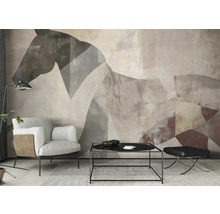 Wohnzimmer mit Sessel, Couchtisch und Wandbild eines Pferdes.