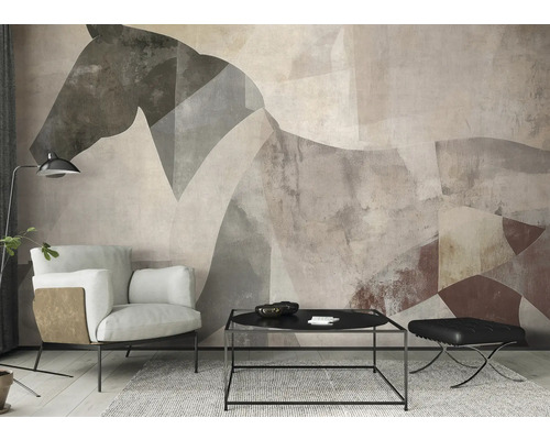 Wohnzimmer mit Sessel, Couchtisch und Wandbild eines Pferdes.