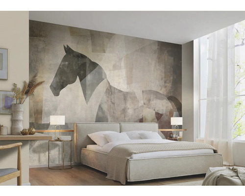 Schlafzimmer mit Bett und einer Tapete mit Pferde-Motiv.