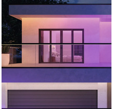 Maison moderne avec éclairage extérieur et garage.