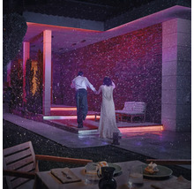 Terrasse illuminée avec couple dans la neige, ambiance élégante pour espaces extérieurs