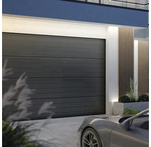 Porte de garage grise avec aspect à panneaux horizontaux et façade de maison moderne.