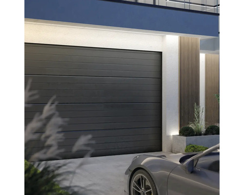 Porte de garage grise avec aspect à panneaux horizontaux et façade de maison moderne.