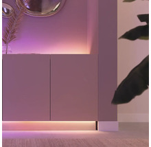 Buffet moderne avec éclairage indirect pour une ambiance chaleureuse