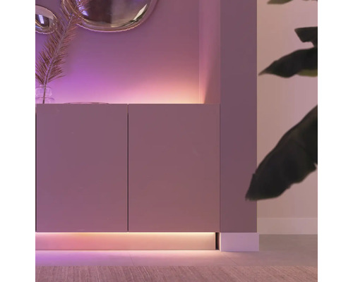 Buffet moderne avec éclairage indirect pour une ambiance chaleureuse