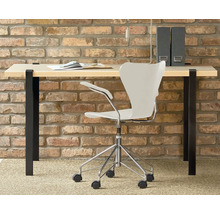Bureau avec bureau, chaise de bureau et classeurs devant un mur de briques