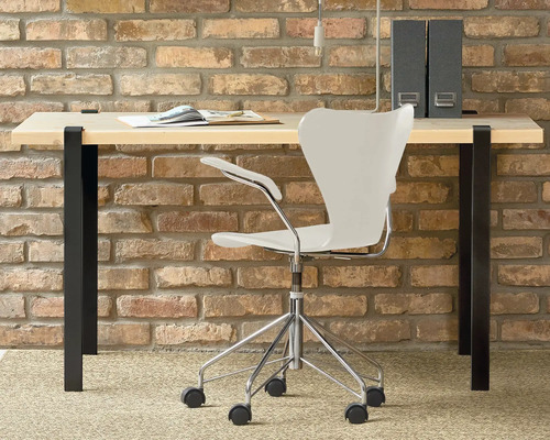 Bureau avec bureau, chaise de bureau et classeurs devant un mur de briques