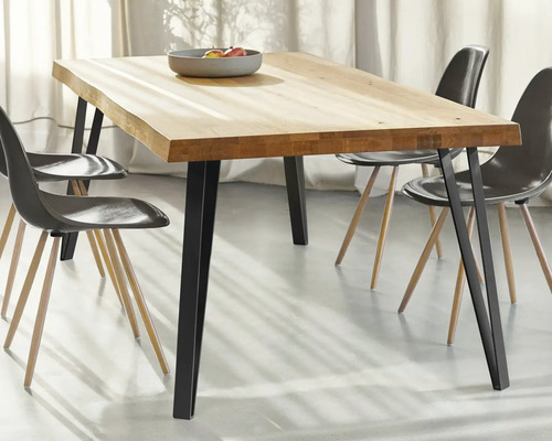 Table de salle à manger avec plateau en bois et chaises dans la salle à manger