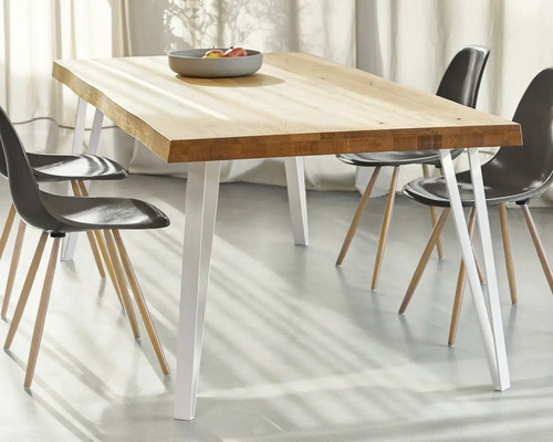 Table de salle à manger avec plateau en bois et pieds en métal avec chaises
